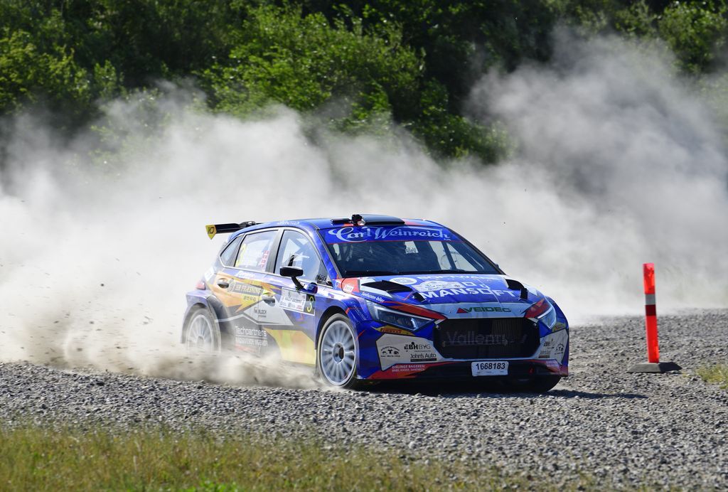 Simon Vallentin og Peter Egholm i Hyundai i20N Rally2 manglede det sidste i at kunne kæmpe med om sejren i Rally Aalborg. Her er de for fuld fart på den krævende hastighedsprøve på Hvorup kaserne.
(Foto: Michael Eisenberg)